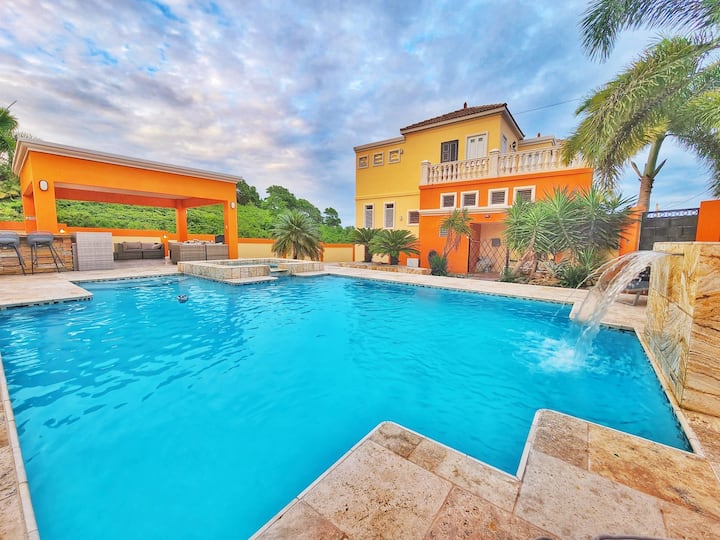 Oasis Escape House and its pool at dusk
