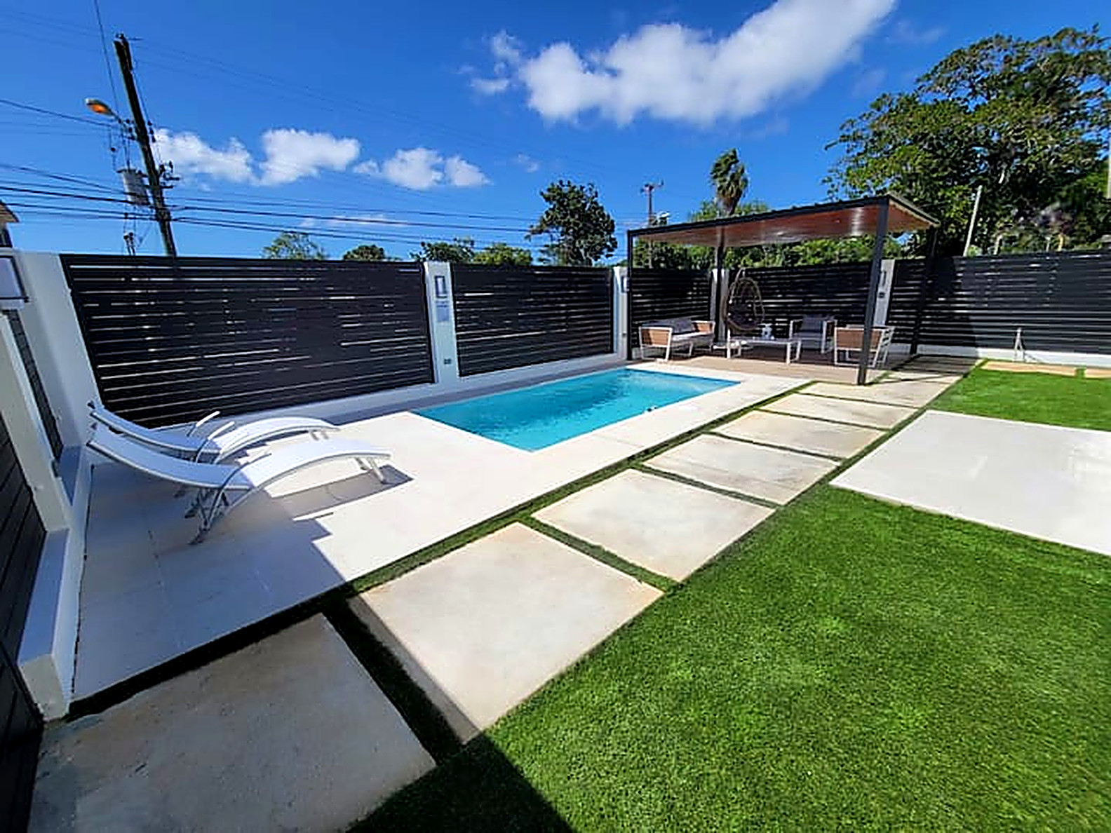 Pool, pergola and lawn at Isabela Escape House